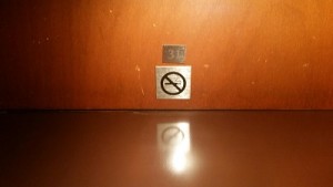 small sign that says no smoking at bellagio sports book